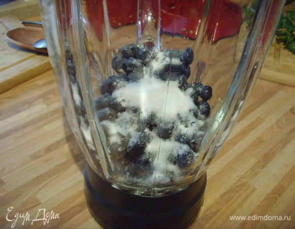 Замочить желатин в холодной воде. Форму для выпечки вымыть и ещё мокрую выложить пищевой плёнкой с запасом. Оставшиеся ягоды взбить в блендере с 2 ст. л. сахара.