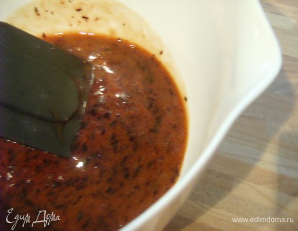 Ликёр чуточку подогреть, растворить в нём 4 пластинки желатина и вмешать в ягодную смесь. Поставить на 10 мин. в холод. То же самое проделать с йогуртом , растворив в нём 2 ст. л . сахара и 3 пластинки желатина. Так же охладить.