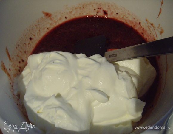 Взбить сливки в крепкую пену, половину подмешатьк ягодной смеси -