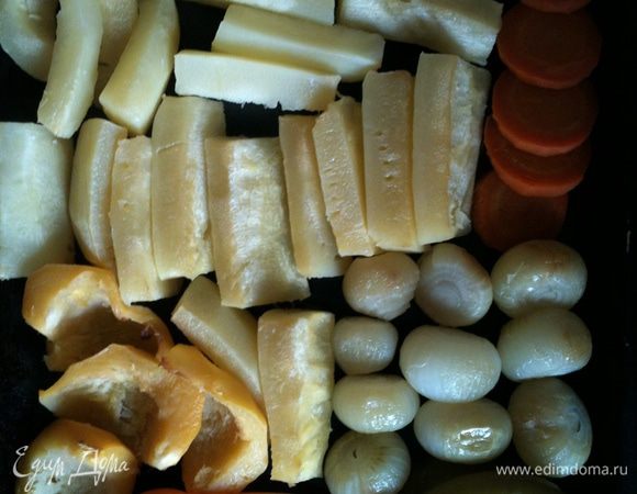 Овощи нарезать, уложить на смазанный слегка растительным маслом противень, запечь 45 минут при 150 градусах, перевернуть овощи, накрыть фольгой и запечь еще 45 минут при 170 градусах.