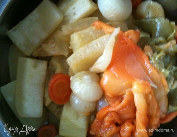 Очистить запеченный перец от шкурки и семян, все овощи сложить в кастрюльку.