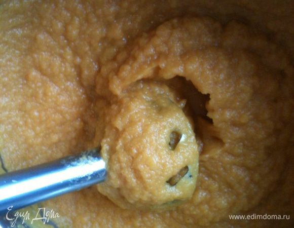 Измельчить овощи погружным блендером.