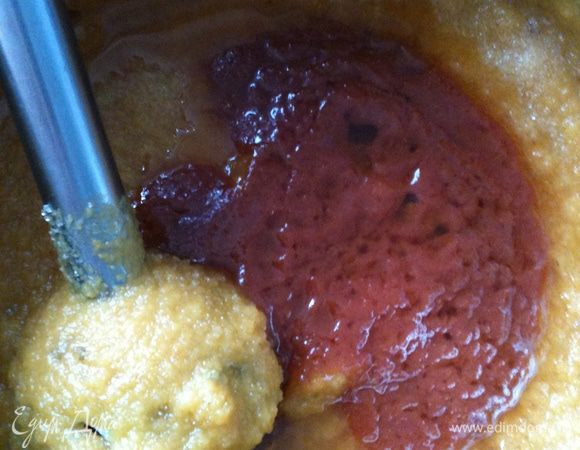 На сковороде, не на очень высокой температуре прогреть две, три ложки оливкового масла  и томатное пюре. Вылить его в измельченные овощи, приправить по вкусу солью, сахаром, уксусом и перце. Еще раз все взбить.