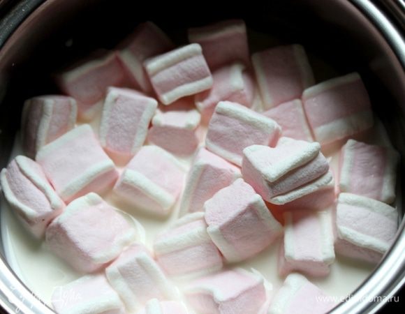 Зефир опустить в кастрюлю с молоком и прогреть до полного растворения маршмеллоу. Жидкость будет пениться. В этот момент мороженое можно ароматизировать ванилином (кофе, шоколадом, сиропами или ликёрами). Если смесь покажется недостаточно сладкой, то можно добавить сахара. Снять кастрюлю с огня и полностью остудить. Молочная смесь после остывания  зажелируется.