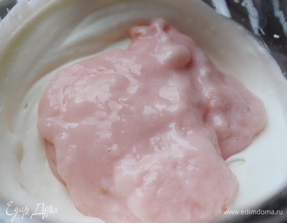 Охлаждённые сливки взбить и, не выключая миксера, ввести молочно-зефирную смесь. Перелить массу в пластиковую форму, накрыть крышкой и убрать в холодильник на 3-4 часа минимум. Мешать такое мороженое нет необходимости, кристаллики  при охлаждении не образуются.