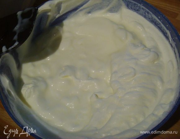 оставшуюся часть сливок вмешать к йогуртовой смеси - это наш йогуртовый слой.