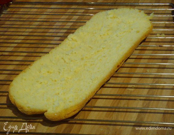 Бисквит разрезать острым ножом вдоль на 2 части.