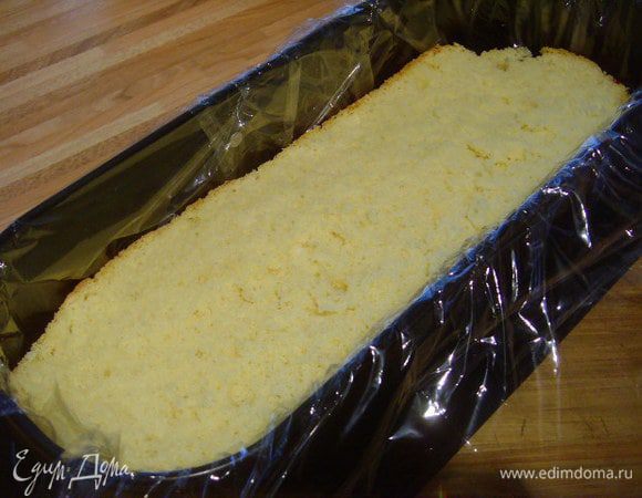 Ягодную часть опустить ягодами вниз в форму, выложенную плёнкой.