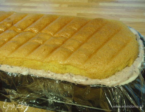 сверху второрую часть бисквита, немного придавливая ею остальные слои.