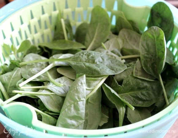 Листья шпината тщательно промыть и просушить. Луковицу нарезать тонкими дольками.