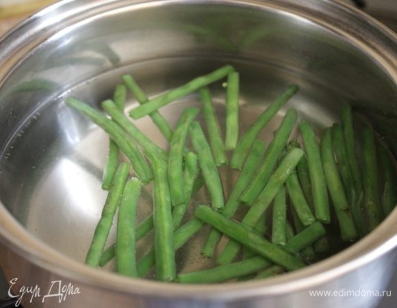 Фасоль промыть и отварить в кипящей воде в течение 5-7 минут. Готовую фасоль откинуть в ледяную воду.