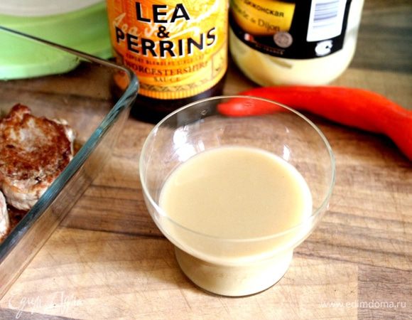 Все ингредиенты заправки, кроме перца, влить в небольшую баночку. Накрыть банку крышкой и хорошо взболтать. Добавить измельчённый перец чили в заправку.