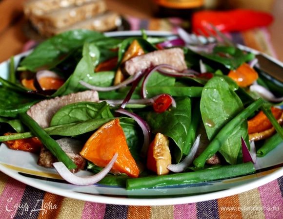 На блюдо выложить листья шпината. Мясо нарезать на кусочки. На шпинат выложить кусочки мяса, тыквы, лука и фасоль. Сбрызнуть салат заправкой и тут же подать к столу с зерновым хлебом. Приятного аппетита!