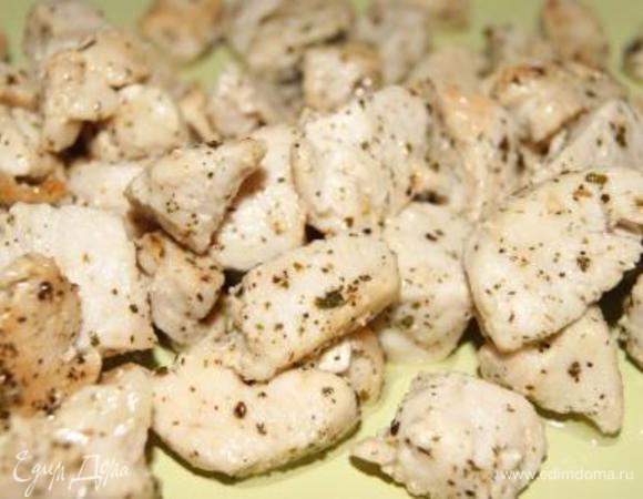 Куриное филе нарезать маленикими кусочками, обжарить на оливковом масле, посолить, добавить базилик.