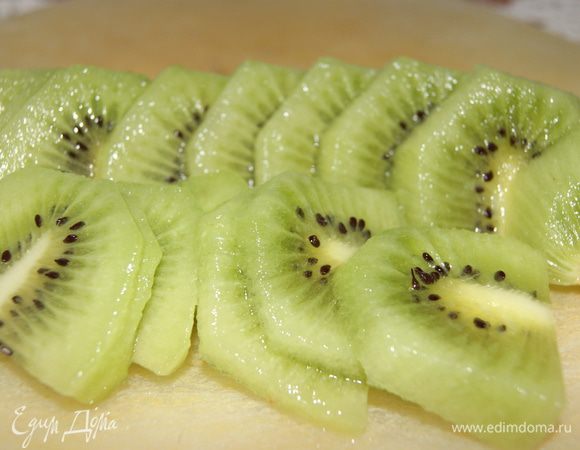 Киви нарезать четвертинками.