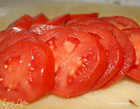 Помидоры нарезать кружочками.