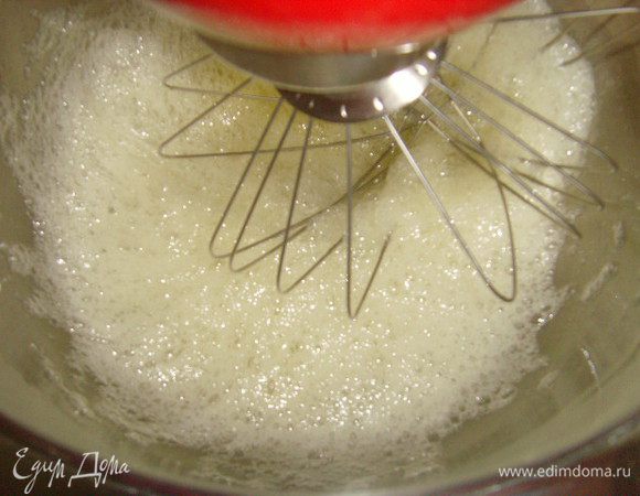 Растопить масло.Отделить желтки от белков. Белки взбить со щепоткой соли в мягкую пену, продолжая взбивать ввести 40 г сахара  и довести до стойких пиков. 
