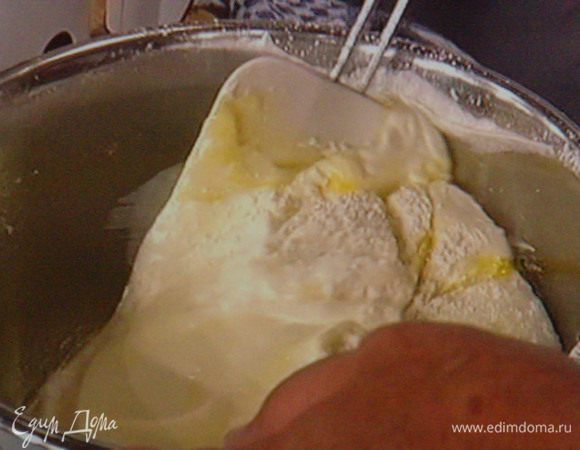 Муку смешать с разрыхлителем и крахмалом и просеять к яичной массе, осторожно вымешать и ввести оставшиеся белки и растопленное масло.  
