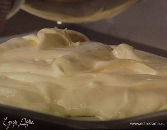 Бисквитную массу выложить на противень, покрытый бумагой для выпечки, 