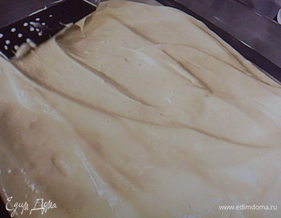 разровнять. Выпекать в разогретой до 200° духовке около 10 мин.