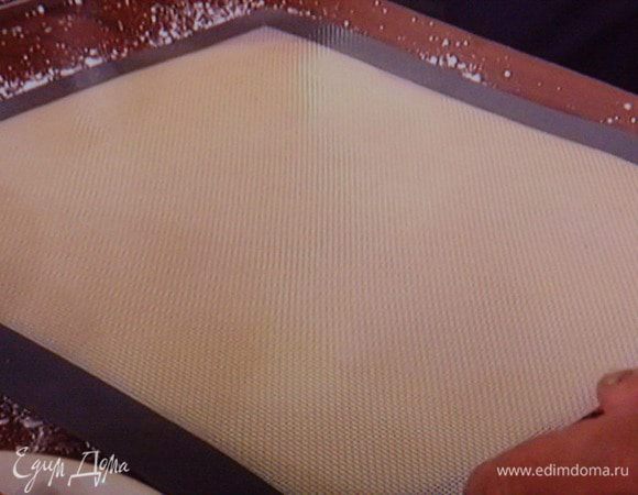 Чистое кухонное полотенце посыпать 20 г сахарной пудры,

 