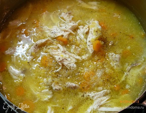 За 2 минуты до готовности, в кастрюлю складываем порезанную на кусочки куриную грудку, солим, перчим. 