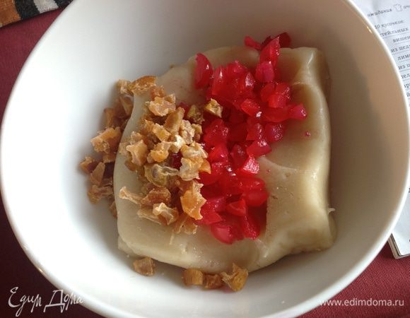 Нарезать мелко вишни, измельчить цукаты.
Замесить марципан с вишней и цукатами.
У меня в этот раз только апельсиновые цукаты.
