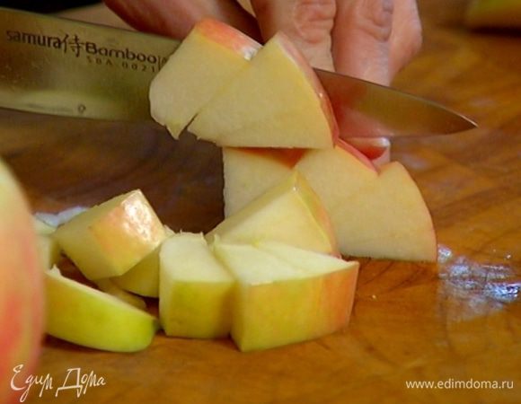 Яблоки, удалив сердцевину, нарезать небольшими кусочками.