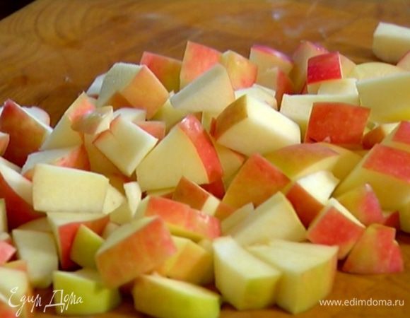 Из половинки лимона выжать сок и сбрызнуть нарезанные яблоки.