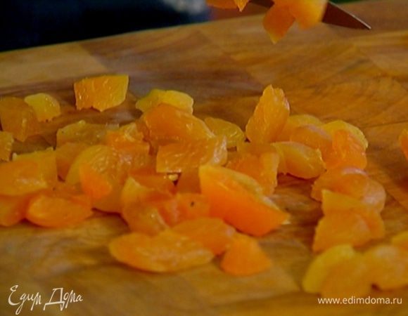 Курагу нарезать кусочками.