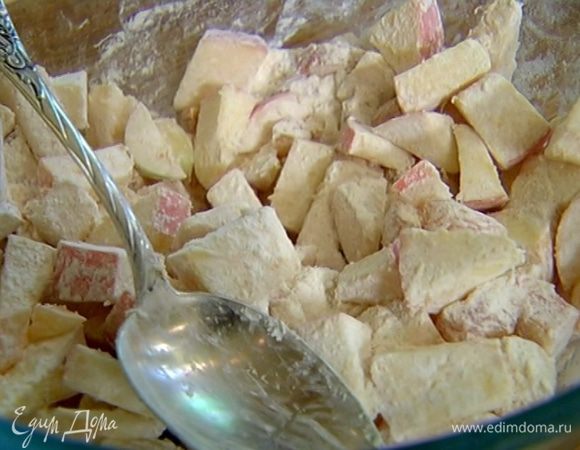 Муку перемешать с разрыхлителем, мускатным орехом, корицей и имбирем, добавить яблоки, курагу и все еще раз перемешать.