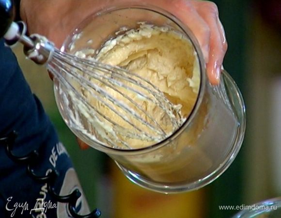 Сахар соединить со 120 г предварительно размягченного сливочного масла и взбить миксером. Ввести яйцо, взбить еще немного, затем ввести второе яйцо, влить молоко, апельсиновый экстракт и взбить все в однородную массу.