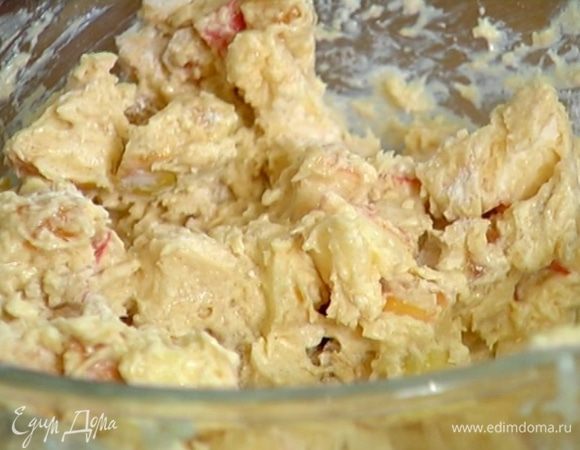 Муку с фруктами перемешать со сливочно-яичной массой.