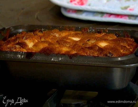 Продолговатую форму для выпечки смазать оставшимся сливочным маслом, выложить тесто, равномерно распределить и отправить в разогретую духовку на 45–50 минут.