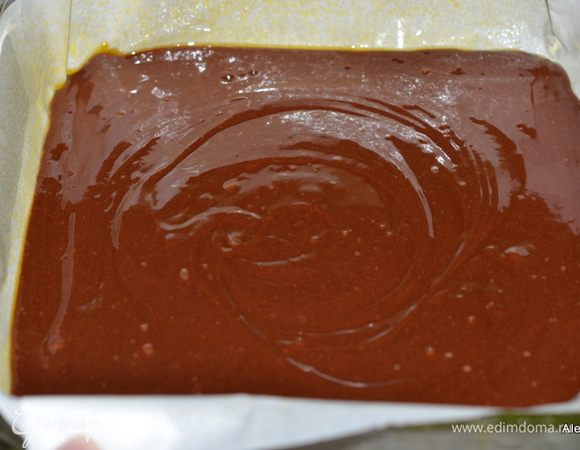Растопить шоколад и сливочное масло. Снять тут же с огня. Добавить сахар, затем яйца и ванилин после каждого раза перемешивать. Перелить в муку с разрыхлителем и перемешать. Вылить в приготовленную форму с бумагой.