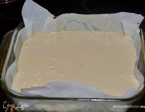 Смешать в чашке растворимое кофе с горячей водой.
На средне-высокой скорости взбить сливочный сыр примерно 2 мин. Добавить сахар и взбивать еще 2 мин. добавить ванилин, а затем по яйцу за раз, после каждого взбивать.
Добавить кофе смешанный и перемешать. Затем сметану и 1 стол.л. муки.
Перемешать и вылить поверх брауни слоя.
Слои не перемешиваются.
Поставить в духовку на 30-35 мин., проверяем центр зубочисткой.
