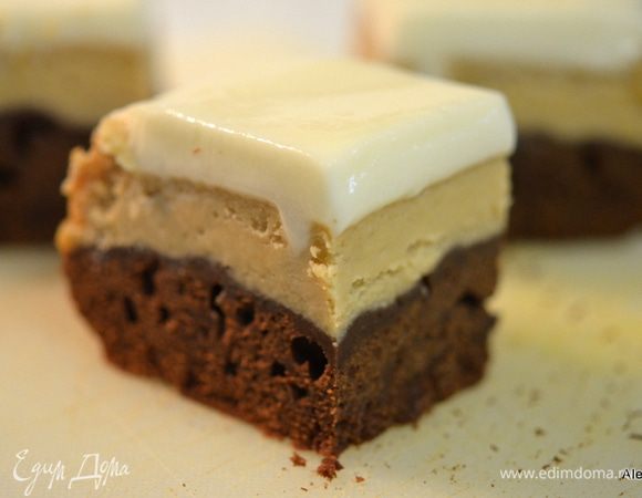 Разрезаем и подаем к столу. Приятного аппетита.