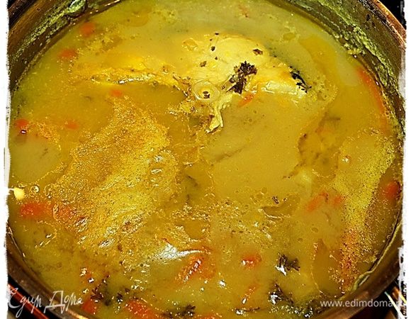 Имбирю, жаль не оказалось. Не помешал бы.
А потом сложили рыбу в серебр…, т.е. блестящую кастрюлю. И …
«…влить 1 стакан столоваго вина, рюмку уксуса, воды, так чтобы рыбу покрыло, разных точеных и отваренных кореньев, ½ стакана изюма, ½ лимона, нарезан¬наго ломтиками, без зерен, варить на большом огне….»©
Тут вы меня простите. Отвлекли меня. Так что процесс весь проистекал в мое отсутствие.
НО!!! Расскажу по порядку. Рыбка варилась минут пятнадцать буквально.
За это время был сделан соус. Как? Да просто …
« … Как только рыба ува¬рится, взять ложку масла (1/4 стакана мелкаго сахару), ½ стакана муки, ½ чайной ложечки шафрана в порошке, все это размешать в особенной кастрюле, развести рыбным бульоном до 3-4 стаканов и кипятить, мешая, пока не погустеет, прибавить кусок сливочнаго масла, процедить … »©
И сразу же … 
« … облить щуку, обсыпать изюмом, лимоном и точеными кореньями; можно прибавить разварнаго картофеля. В пост, вместо сливочнаго масла, взять ложки 2 прованскаго….»©
И мы еще минут пяток поварили на очень маленьком огне.
