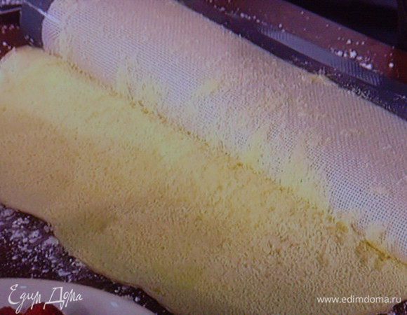 осторожно выложить на него горячий бисквит и скрутить рулетом.
Замочить в холодной воде желатин. 
