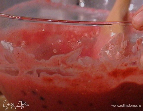  Растворить желатин в чуть подогретой вишнёвке и  смешать с творогом и вишнёвым пюре.



