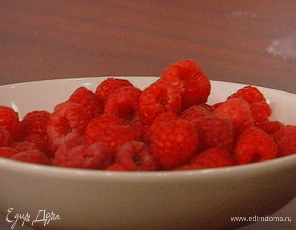 Малину помыть. Несколько красивых ягод оставить для украшения.