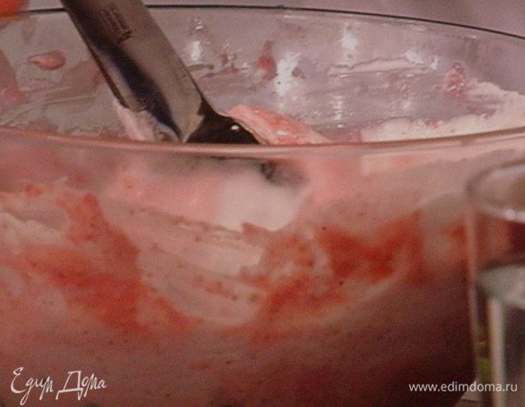 Остальные вмешать в творожную массу. Соединить со взбитыми сливками.