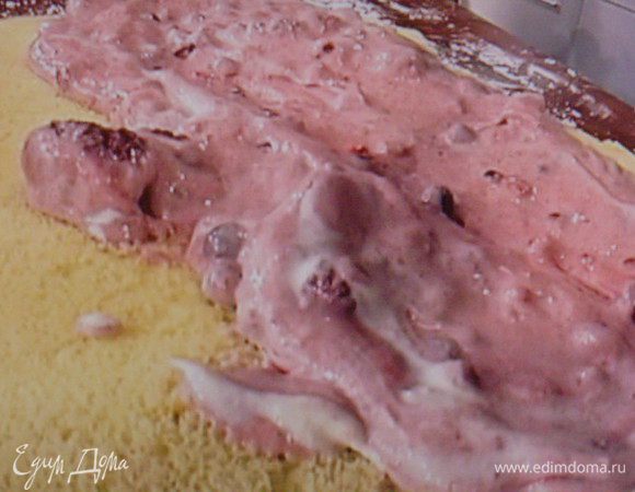 Бисквит осторожно развернуть и обильно смазать кремом.