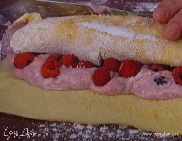  Скрутить бисквит в рулет.