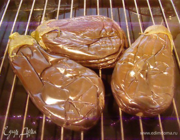 Баклажаны отварить почти до готовности. С одной стороны сделать надрезы, но не на сквозь и не до конца. Баклажаны положить под гнет, но не тяжёлый, чтобы не повредить сам овощ) для того, чтобы стекла жидкость.