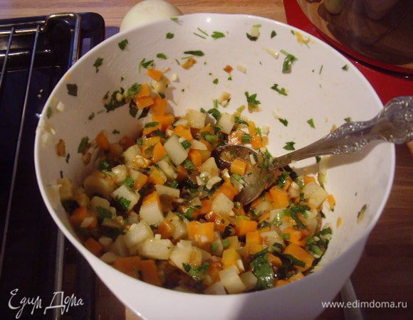 Овощи очистить и отварить в подсоленной воде 10 -12 мин. Воду слить, овощи немного остудить и нарезать кубиком. Мелко нарубить чеснок и зелень.