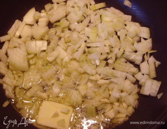 Лук поджарить на подсолнечном масле (побольше) и соединить с овощами, посолить по вкусу.