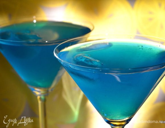 Разливаем по бокалам с широким горлышком. Добавляем пищевой лед по желанию. Наслаждаемся.