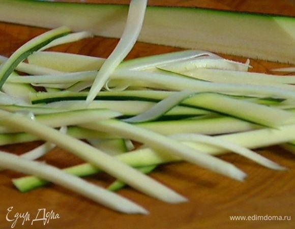 Цукини нарезать очень тонкой длинной соломкой.