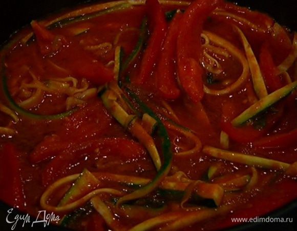 Добавить цукини, слегка обжарить, затем добавить протертые помидоры, анчоусы и пеперончино.